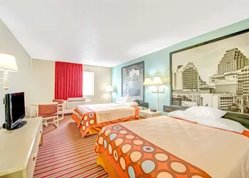 Super 8 by Wyndham San Antonio/Fiesta hotel thumbnail 7