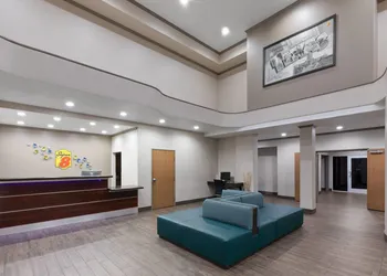 Super 8 by Wyndham San Antonio/Alamodome Area hotel thumbnail 3