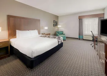 La Quinta Inn & Suites by Wyndham Fort Worth Arlington West hotel thumbnail 3