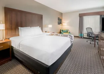 La Quinta Inn & Suites by Wyndham Fort Worth Arlington West hotel thumbnail 4
