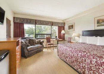 Travelodge by Wyndham Edmonton East hotel thumbnail 6