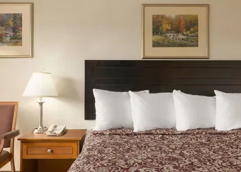 Travelodge by Wyndham Edmonton East hotel thumbnail 7