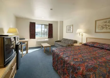 Days Inn by Wyndham Riverside Tyler Mall hotel thumbnail 3