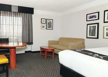 La Quinta Inn & Suites by Wyndham Ontario Airport hotel thumbnail 4