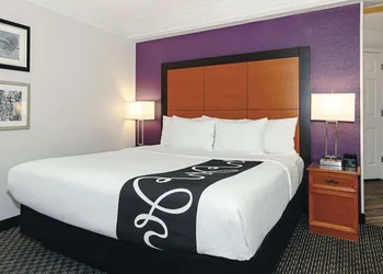 La Quinta Inn & Suites by Wyndham Ontario Airport hotel thumbnail 5