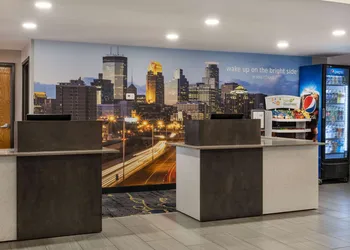 La Quinta Inn & Suites by Wyndham Minneapolis-Minnetonka hotel thumbnail 3
