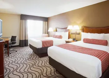 La Quinta Inn & Suites by Wyndham Minneapolis-Minnetonka hotel thumbnail 4