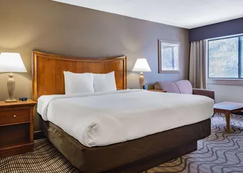 La Quinta Inn & Suites by Wyndham Minneapolis-Minnetonka hotel thumbnail 6