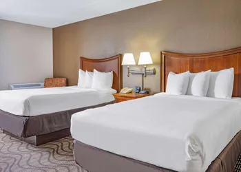 La Quinta Inn & Suites by Wyndham Minneapolis-Minnetonka hotel thumbnail 7