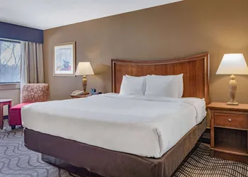 La Quinta Inn & Suites by Wyndham Minneapolis-Minnetonka hotel thumbnail 8