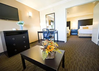 Hotel d’Lins Ontario Airport hotel thumbnail 4
