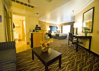 Hotel d’Lins Ontario Airport hotel thumbnail 8