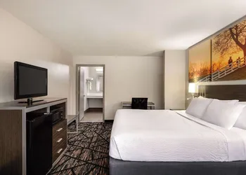 Days Inn by Wyndham San Antonio Near Fiesta Park hotel thumbnail 5