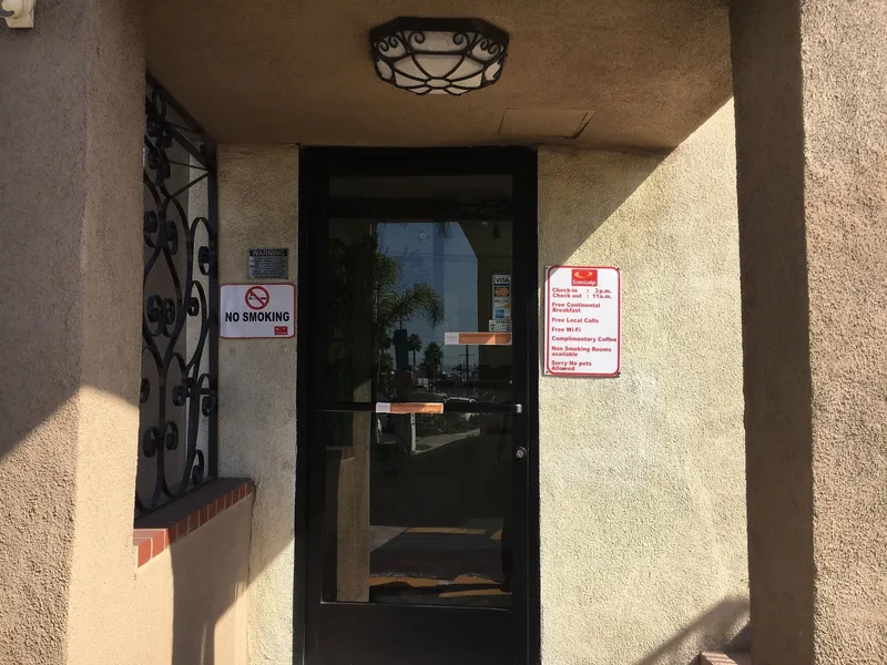 Econo Lodge Long Beach I-405 hotel detail image 2