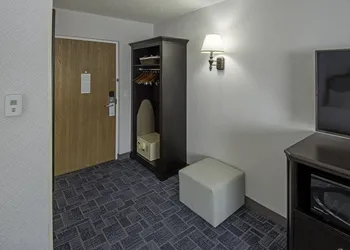 Holland Hotel Free Parking Jersey City hotel thumbnail 8