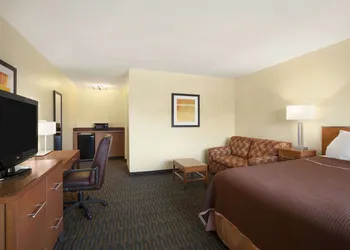 Howard Johnson by Wyndham San Diego Sea World hotel thumbnail 4