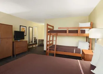 Howard Johnson by Wyndham San Diego Sea World hotel thumbnail 5