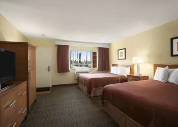 Howard Johnson by Wyndham San Diego Sea World hotel thumbnail 6