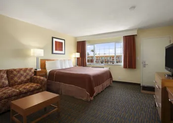Howard Johnson by Wyndham San Diego Sea World hotel thumbnail 7
