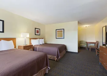 Howard Johnson by Wyndham San Diego Sea World hotel thumbnail 8