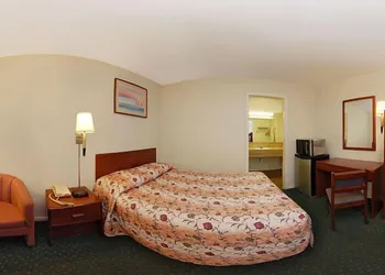Motel 9 University-Downtown hotel thumbnail 4