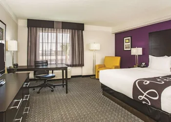 La Quinta Inn & Suites by Wyndham Las Vegas Summerlin Tech hotel thumbnail 6