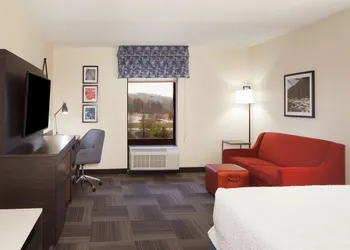 Hampton Inn Charleston-Southridge hotel thumbnail 7