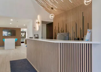 Days Inn by Wyndham Thornton hotel thumbnail 2