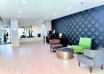 La Quinta Inn & Suites by Wyndham Orlando Universal area hotel thumbnail 2