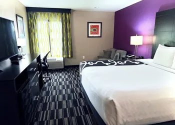 La Quinta Inn & Suites by Wyndham Orlando Universal area hotel thumbnail 3