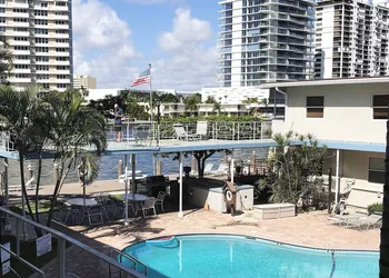 Holiday Isle Yacht Club hotel thumbnail 5