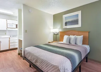 HomeTowne Studios By Red Roof Dallas - North Addison/ Tollway hotel thumbnail 4