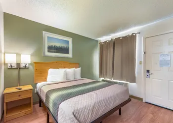 HomeTowne Studios By Red Roof Dallas - North Addison/ Tollway hotel thumbnail 5