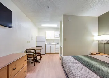 HomeTowne Studios By Red Roof Dallas - North Addison/ Tollway hotel thumbnail 8