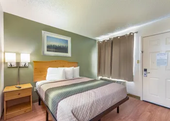 HomeTowne Studios By Red Roof Dallas - North Addison/ Tollway hotel thumbnail 5