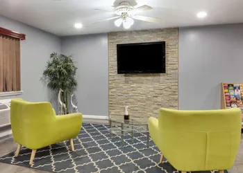 Super 8 by Wyndham San Antonio Pearl District / Downtown hotel thumbnail 3