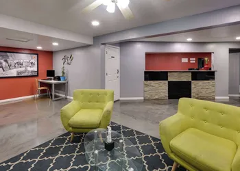 Super 8 by Wyndham San Antonio Pearl District / Downtown hotel thumbnail 4