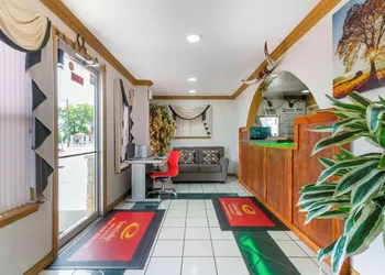 Econo Lodge Inn & Suites Near Lackland AFB hotel thumbnail 5