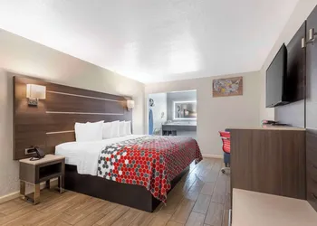 Econo Lodge Inn & Suites Near Lackland AFB hotel thumbnail 8