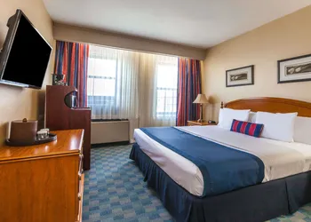 Ramada by Wyndham Jersey City hotel thumbnail 6