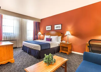 Ramada by Wyndham Jersey City hotel thumbnail 8