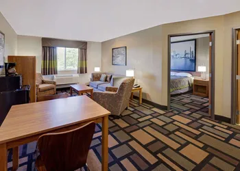 Super 8 by Wyndham Akron S/Green/Uniontown OH hotel thumbnail 6