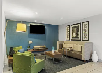 Holiday Inn Express and Suites Savannah - Midtown by IHG hotel thumbnail 3