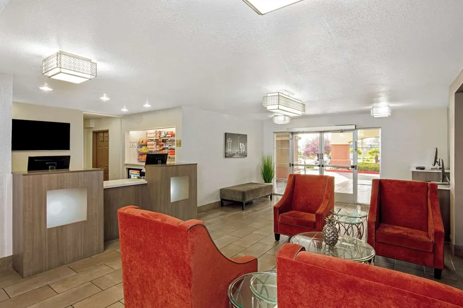 La Quinta Inn & Suites by Wyndham Las Vegas Red Rock hotel detail image 2