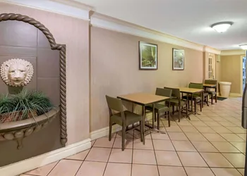 La Quinta Inn by Wyndham San Antonio Market Square hotel thumbnail 3