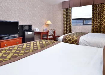 Lexington Inn & Suites Windsor hotel thumbnail 8