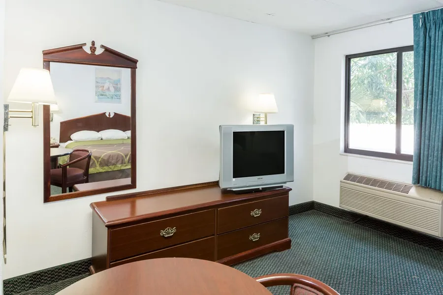 Super 8 by Wyndham Pompano Beach hotel detail image 6