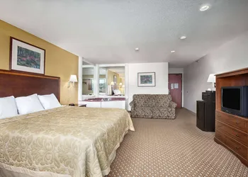 Super 8 by Wyndham Canton/Livonia Area hotel thumbnail 6