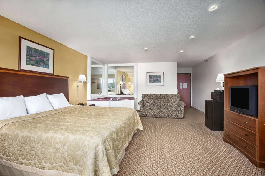 Super 8 by Wyndham Canton/Livonia Area hotel detail image 6
