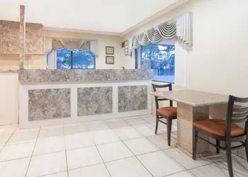 Super 8 by Wyndham Ft Walton Beach hotel thumbnail 2